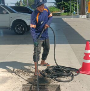 ลอกท่อระบายน้ำ